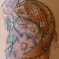Tatuaje elegante de carpa koi y unos jeroglíficos