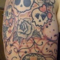 tatuaje de tracería femenina con craneos y rosas