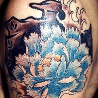 asiatico fiore blu in mare aggitato tatuaggio
