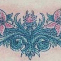 Tatuaje tracería floral en bajo espalda