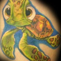 Tatuaggio bellissimo la tartaruga verde sul fondo blu