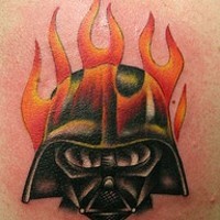 casco di darth vader in fiamme tatuaggio