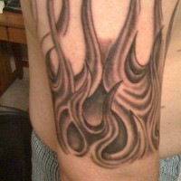 Tatuaje de llamas de fuego en mano