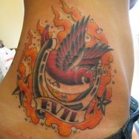 Tatuaje en lado de un gorrión en fuego