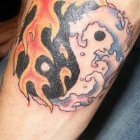 fuoco e acqua yin yang tatuaggio