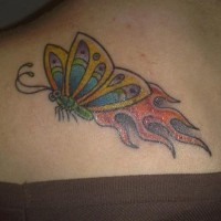farfalla in fiamme tatuaggio