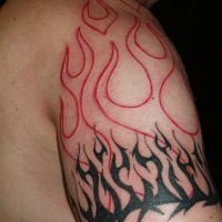 fiamma e tribale tatuaggio