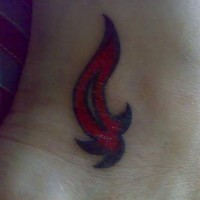 piccola fiamma rossa tatuaggio