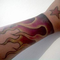 Tatuaje de llamas en fuego en la mano
