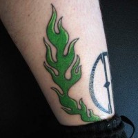 piccola fiamma verde tatuaggio