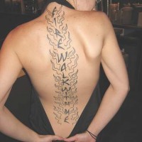 Tatuaje en columna vertebral de fuego