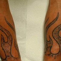fiame di pietra su entrambe le mani tatuaggio