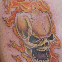 cranio arrabiato in fiamme tatuaggio