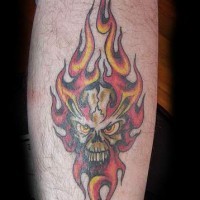 cranio da fuoco tatuaggio colorato