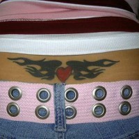 Tatuaje de símbolo de corazón bajo espalda