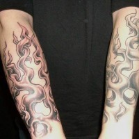 fiame nero sulle braccia entrambi tatuaggio