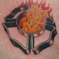 Tatuaje de un símbolo 3d en fuego
