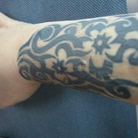 Schwarzes Feuer im Tribal Stil Tattoo