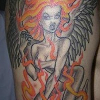 donna demonio in fiamme tatuaggio