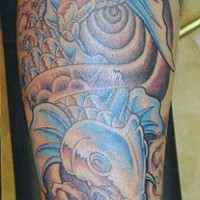 Gran tatuaje el pez azul en el brazo
