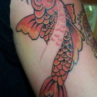 Bonito tatuaje el pez dorado