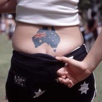 patriotico australiano su parte bassa sulla schiena tatuaggio