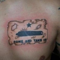 Tatuaje come and take en una bandera en pecho