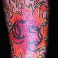 Tatuaje fuego con iniciales