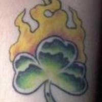 tatuaje en color de trébol en llamas