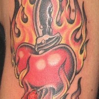 cuore pugnale accoltellato in fiamme tatuaggio