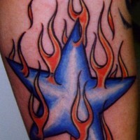 Flammender blauer Stern Tattoo 