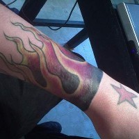 Tatuaje en mano llamas de fuego