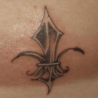 Le tatouage de fleur de lyse en fer