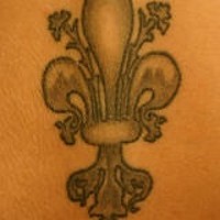 Le tatouage d'un beau symbole de fleur de lys