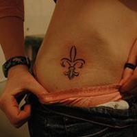 Tatuaje flor de lis en la cadera