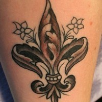 Le tatouage de fleur de lys avec des fleurs