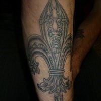largo detagliato fleur de lis tatuaggio sul braccio