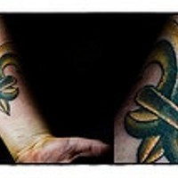 Le tatouage de fleur de lyse coloré
