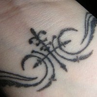 Le tatouage bracelet de fleur de lys