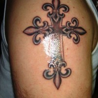 Tatuaje flor de lis en la cruz