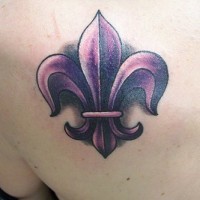 fleur de lis viola sulla spalla tatuaggio