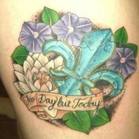 fleur de lis con fiori colorati tatuaggio