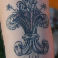 Tatuaje en muñeca flor de lis ramo de flores