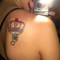 Le tatouage de fleur de lys en couronne pourpre avec un cœur