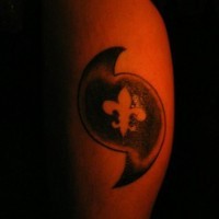 Tatuaje flor de lis en símbolo de huracán