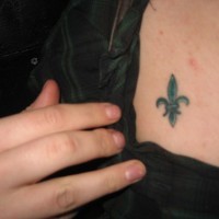 piccolo fleur de lis tatuaggio sul petto