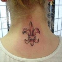 Tatuaje flor de lis en cuello