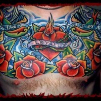 Tatuaje en pecho multicoloe de rosas y un corazón