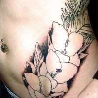 Tatuaje en la cadera, varias flores en la hierba, descolorido
