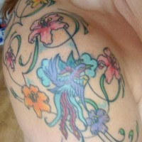 Le tatouage florale de l'épaule avec des beaux oiseaux magiques  dans les fleurs